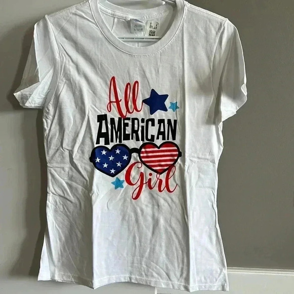 Tops - NWT  tshirt​